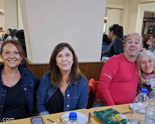 Gladys  , Claudia  , Facu y Fabiana esperando la cena :Encuentro Grupal Semana Santa .....Villa Giardino , allá vamosss
