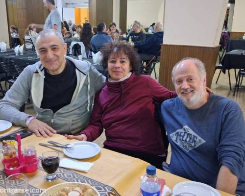 Que bien acompañada Cris!!! Marcelo y Tony  , 2 de nuestros 3 caballeros 😉 Pero  nos bancaron todoooo😁 :Encuentro Grupal Semana Santa .....Villa Giardino , allá vamosss