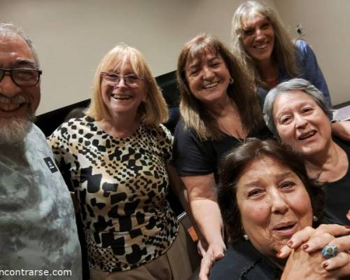 Se nos escaparon varios de la foto! Pero los que quedamos llenamos la cámara de risas. :Encuentro Grupal Taller de escritura creativa: Te doy la palabra (bis) ¡Cuarto año consecutivo!