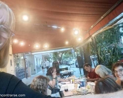 Me gusta tu sonrisa, @SISSI12, apareciendo, pícara, mientras los demás escriben😍😃 :Encuentro Grupal Café literario: Tiempo de palabras 