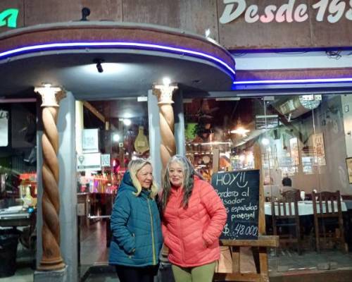 A buscar buena ubicación.Dos mesas perfectas para dialogar. :Encuentro Grupal Semana Santa... con amigos 