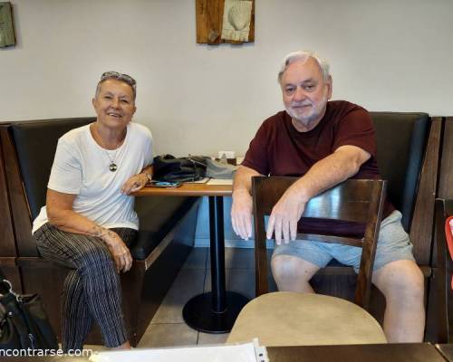 Posando para la cámara :Encuentro Grupal JUGAMOS RUMMY, CHARLAMOS, LES CUENTO LA SIGUIENTE SALIDA NUEVA Y MERENDAMOS..!!