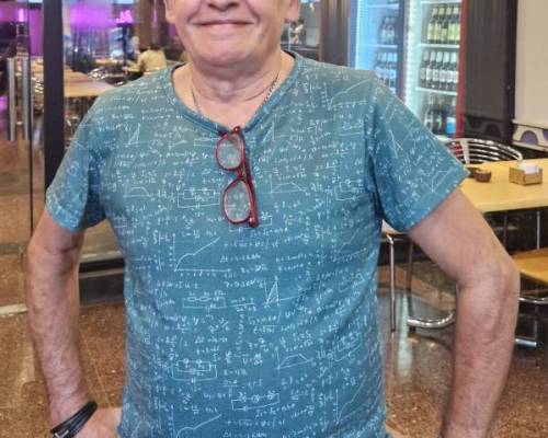 Gerardo...con sus machete en la remera de los cálculos y probabilidades de hacer strikes!!! :Encuentro Grupal VAMOS AL BOWLING EN PATERNAL