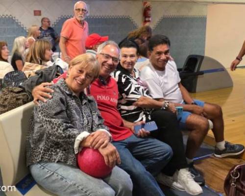 Sentados de izquierda a derecha: Tere, Sergio, Sandra y Max :Encuentro Grupal VAMOS AL BOWLING EN PATERNAL