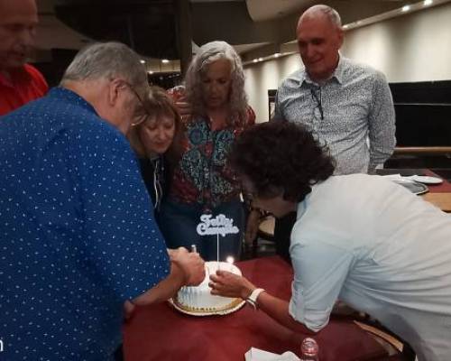 frotando los cerillos para que enciendan las velas :Encuentro Grupal NOS VEMOS? Caminamos y Festejamos los cumpleaños de Claudia, Silvia, Enrique, Marcelo y Luis.