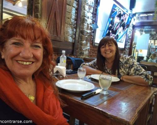 36231 2  Días felices con amigos frente al mar.