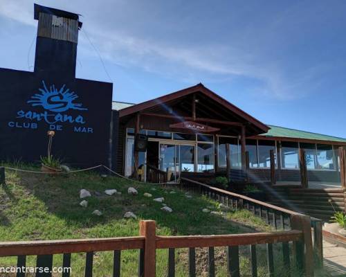 36231 3  Días felices con amigos frente al mar.