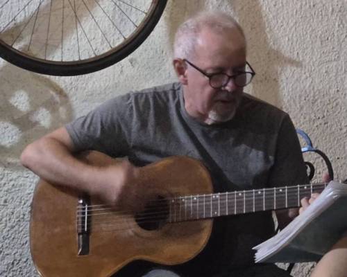 Gracias! a este Guitarrista y cantante. No se su nombre pero, canto un repertorio muy bueno :Encuentro Grupal COMIDA Y GUITARREADA EN LO DE MAJO!!!