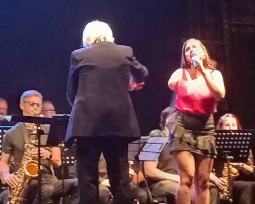 36305 8 UN SABADO A PURA MUSICA CON LA NUEVA BIG BAND. Con 30 músicos y la cantante  Marian Lorena Vázquez.