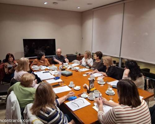 Y la lluvia no nos impidió disfrutar de un nuevo martes des-cubriendo autores. Hermosa reunión. Hermosa gente.  :Encuentro Grupal Club de lectura: Los martes son puro cuento...