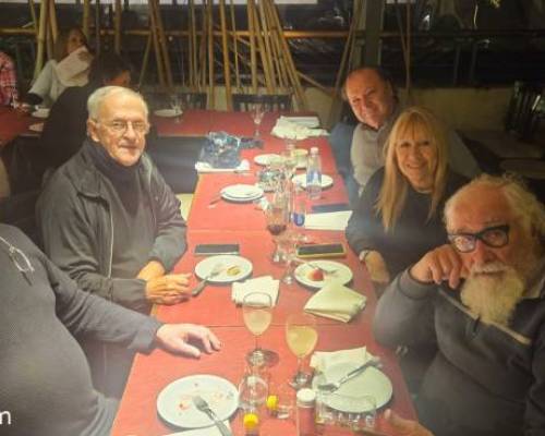 rodeada de hombres una nueva integrante de la banda de amigos :Encuentro Grupal NOS VEMOS? Caminamos y festejamos los cumpleaños de Mary y Martina