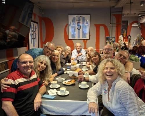 Un poquito apretaditos pero siempre juntitos, querido grupo que estan firmes siempre. Los quiero :Encuentro Grupal TARDES QUE LE HACEN BIEN AL ALMA, en el BODEGON PARQUE
