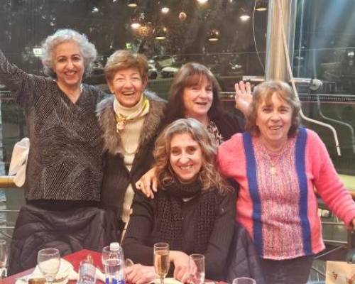 Aca las Cumpleañeras...Festejando acompañadas por un Hermoso Grupo !! :Encuentro Grupal NOS VEMOS? Caminamos y festejamos los  cumpleaños de Aída, Adriana, Mery,  Perla y Estela