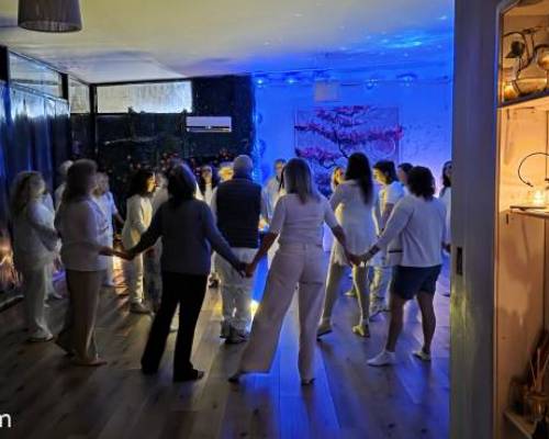 36894 3 NOCHE BLANCA Una invitación a bailar, sentir y conectar.