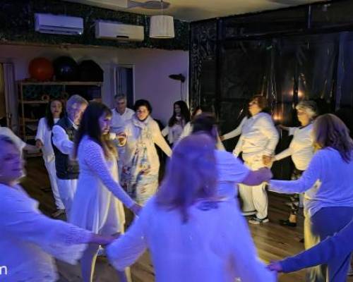 36894 4 NOCHE BLANCA Una invitación a bailar, sentir y conectar.