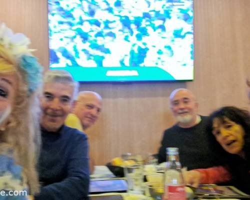 Una hermosa mesa con gente muy linda!! 😊👏👏👏 La pasamos bárbaroooooooo!!! 🥂🩵🤍🩵 :Encuentro Grupal CENAMOS JUNTOS Y ALENTAMOS A LA SELECCION !!!
