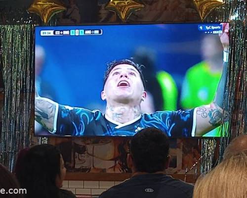 37053 29 MERENDAMOS JUNTOS VIENDO ARGENTINA-INGLATERRA !!! CAMBIAMOS DE LUGAR !!!