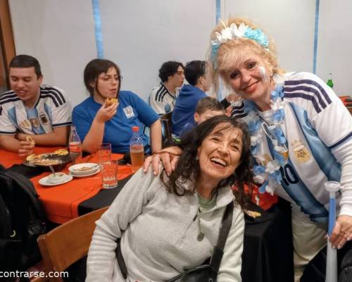 37053 5 MERENDAMOS JUNTOS VIENDO ARGENTINA-INGLATERRA !!! CAMBIAMOS DE LUGAR !!!