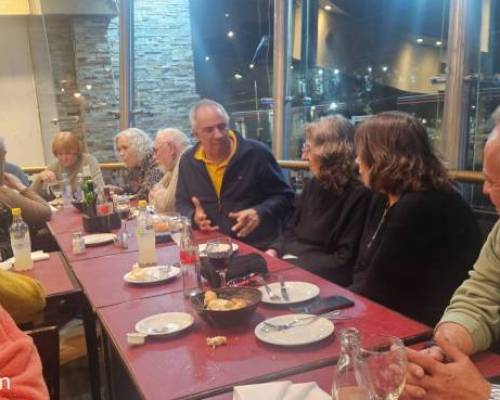 y aca aparecio el invitado , creador de la pagina que nos convoca :Encuentro Grupal NOS VEMOS? Caminamos y seguimos festejando la vida
