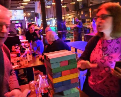 37377 8 Vamos a Playroom bar.