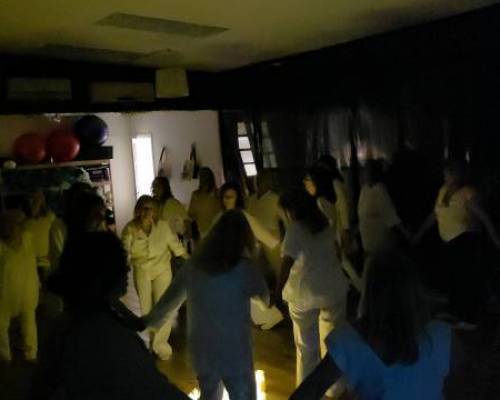37503 1 NOCHE BLANCA Una invitación a bailar, sentir y conectar.