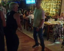 Y SEGUIMOS BAILANDO EN JOE BAR     !  !  !