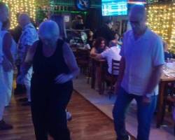 Y SEGUIMOS BAILANDO EN JOE BAR     !  !  !