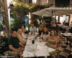 Cena en el patio de una casona de Palermo