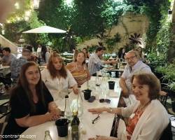 Cena en el patio de una casona de Palermo