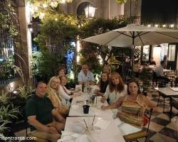 Cena en el patio de una casona de Palermo