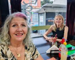 Veni a cantar, charlar y divertirte