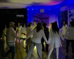 NOCHE BLANCA Una invitación a bailar, sentir y conectar.