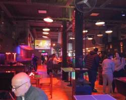 Vamos a Playroom bar.