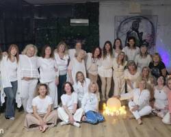 NOCHE BLANCA Una invitación a bailar, sentir y conectar.