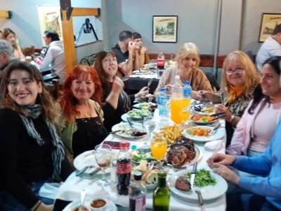 Encuentro : Sábado de Cena, Risas y Brindis. 