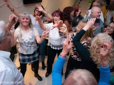 Encuentro : Y BAILAMOS EN LA FIESTA DOMINGUERA DE VILLA DEL PARQUE  ! ! ! 